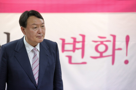 지난 10월8일 국민의힘 대선 경선 후보인 윤석열 전 검찰총장이 경북 영주시에 있는 영주·영양·봉화·울진 당협사무실을 찾아 지역당원들과 간담회를 하고 있다.윤석열 캠프 제공·연합뉴스